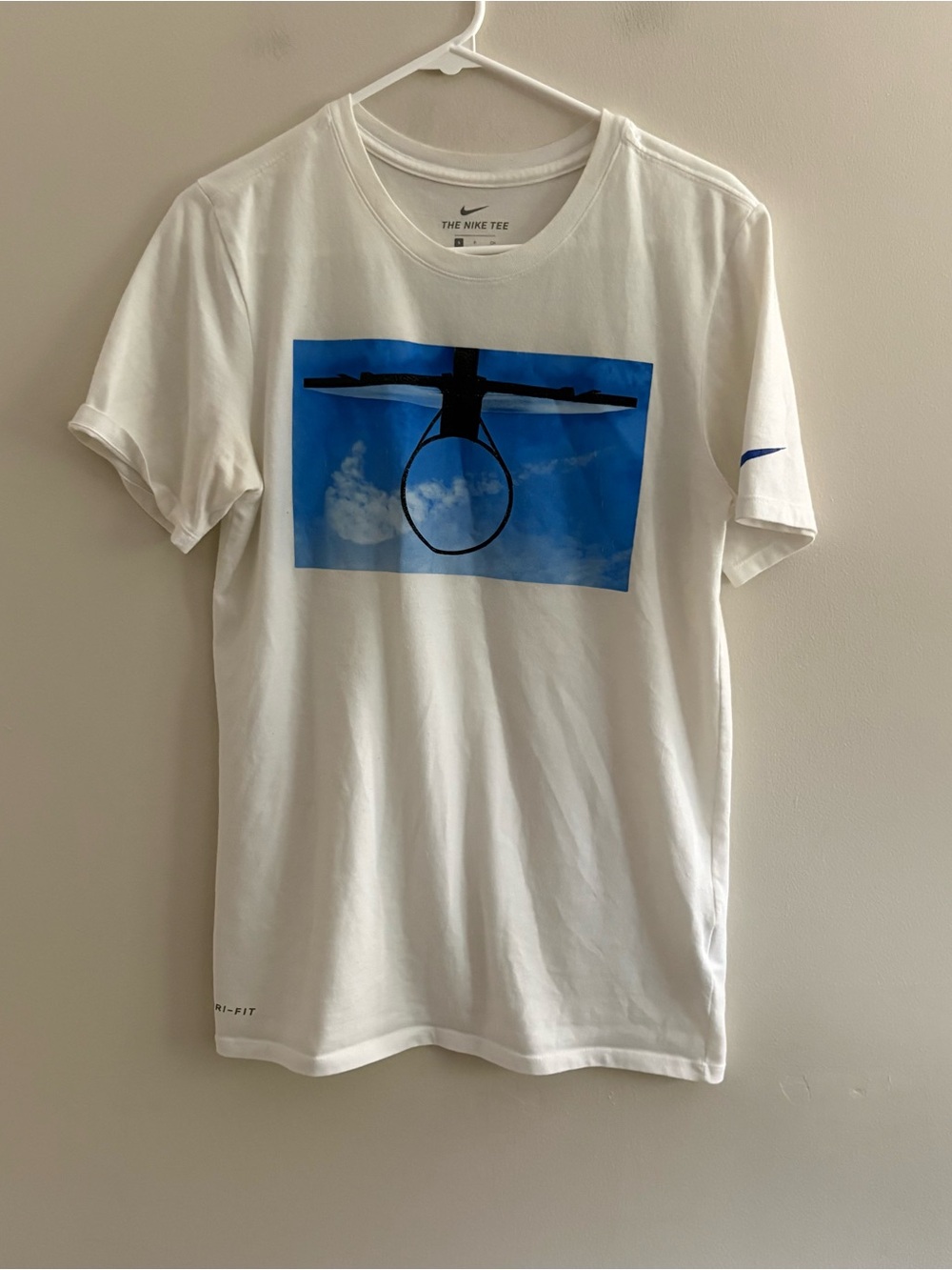 Nike Men’s White Dri-FIT Graphic Tee with Blue Basketball Print small